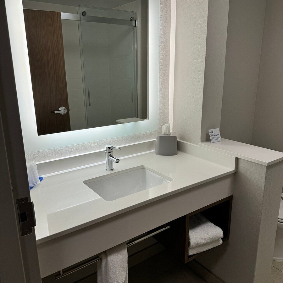 Staybridge Suites Tulsa Woodland Hills by IHG — Bathroom