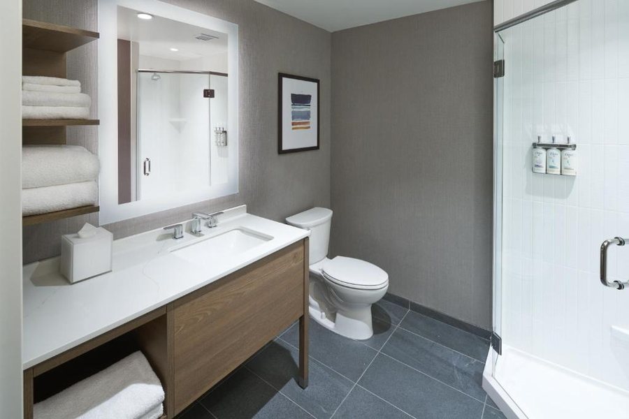 Staybridge Suites Wilmington Downtown by IHG — Bathroom