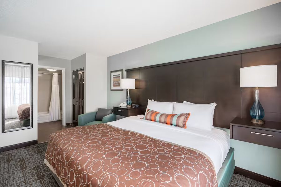 Staybridge Suites Wilmington Newark by IHG — Guest room