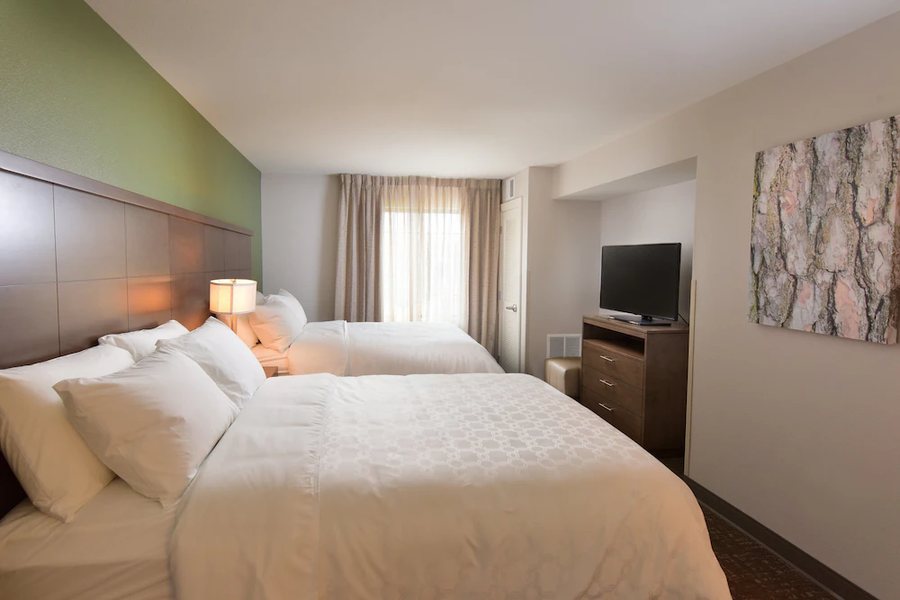 Staybridge Suites Wisconsin Dells Lake Delton by IHG — Guest room