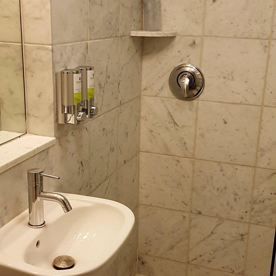 Staypineapple A Delightful Hotel South End Boston — Bathroom