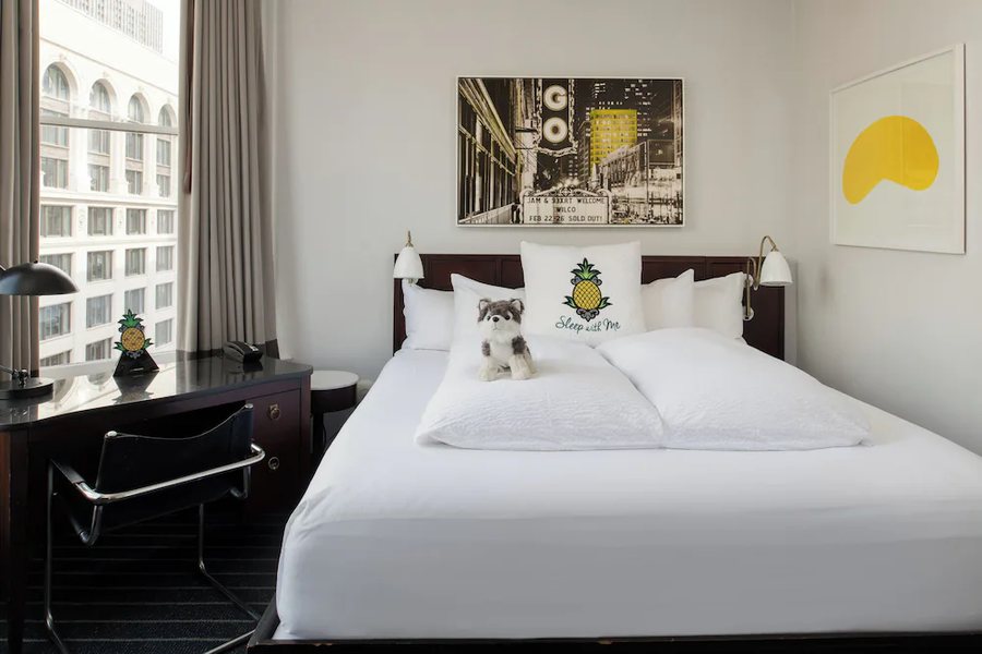 Staypineapple An Iconic Hotel The Loop Chicago — Guest room