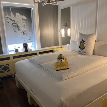 Staypineapple Boston — Guest room