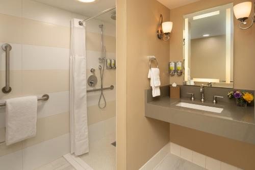 Staypineapple Hotel Rose Downtown — Bathroom