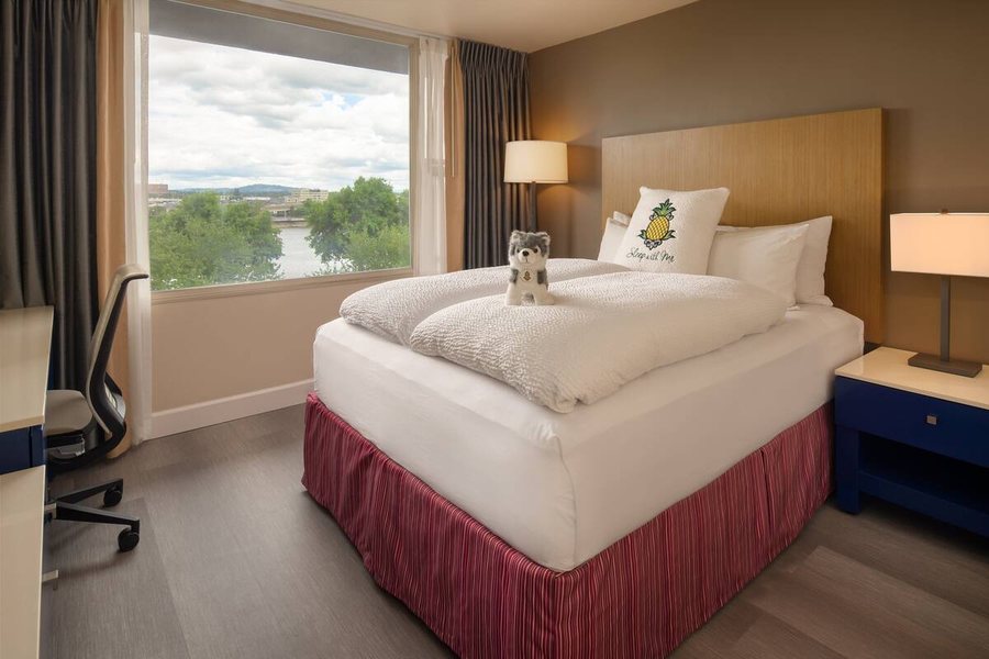 Staypineapple Hotel Rose Downtown — Guest room