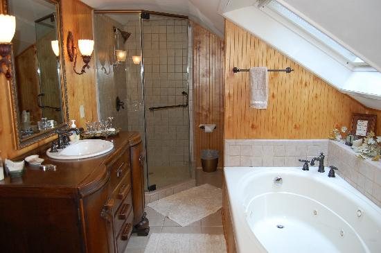 Steel Magnolia House Bed Breakfast — Bathroom