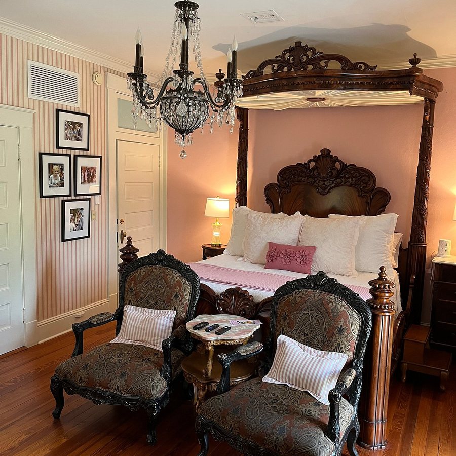 Steel Magnolia House Bed Breakfast — Guest room