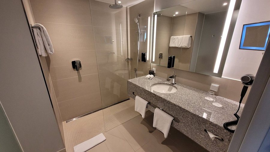 Steigenberger Airport Hotel Berlin — Bathroom