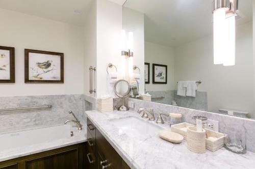 Stein Eriksen Lodge Deer Valley — Bathroom