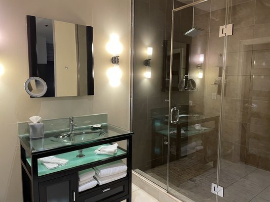 Sterling Inn near IAG Airport — Bathroom