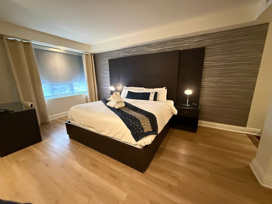Sterling Inn near IAG Airport — Guest room