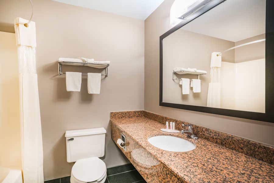 Stewart Inn — Bathroom