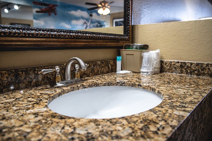 Stone Castle Hotel Conference Center — Bathroom