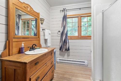 Stone Creek Lodge at Mt Rainier — Bathroom