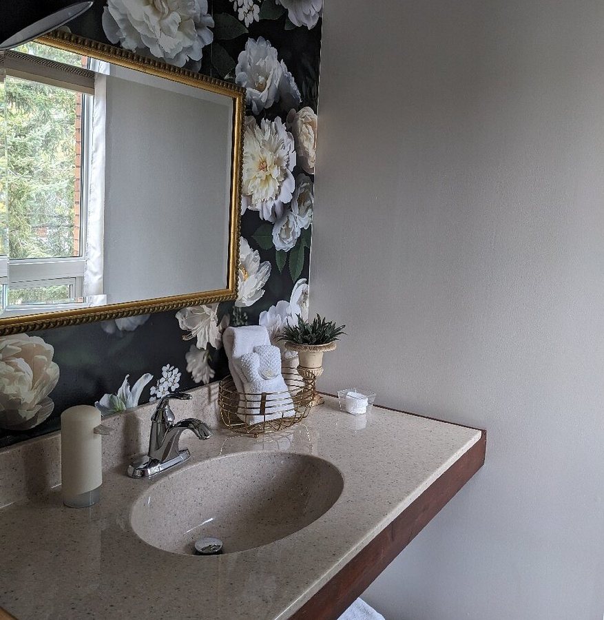 Stone Face Manor Bed Breakfast — Bathroom