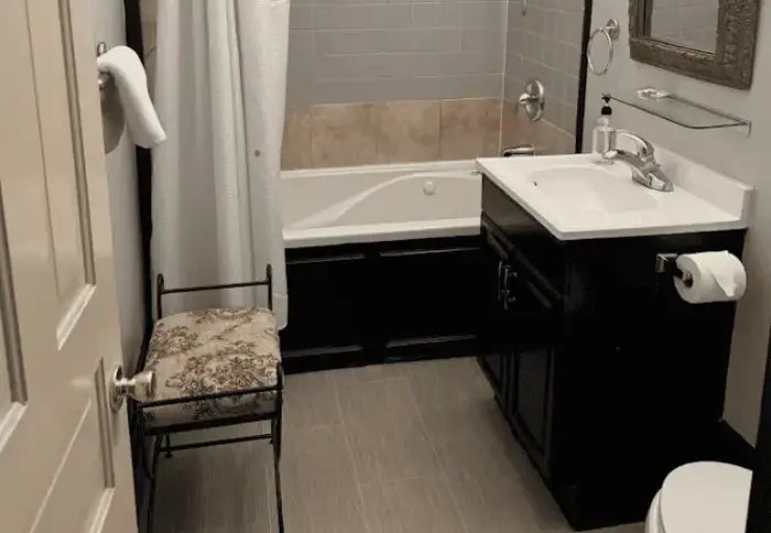 Stone Gables Bed and Breakfast — Bathroom