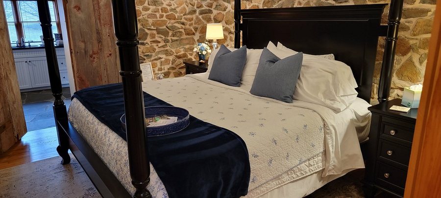 Stone Gables Bed Breakfast — Guest room