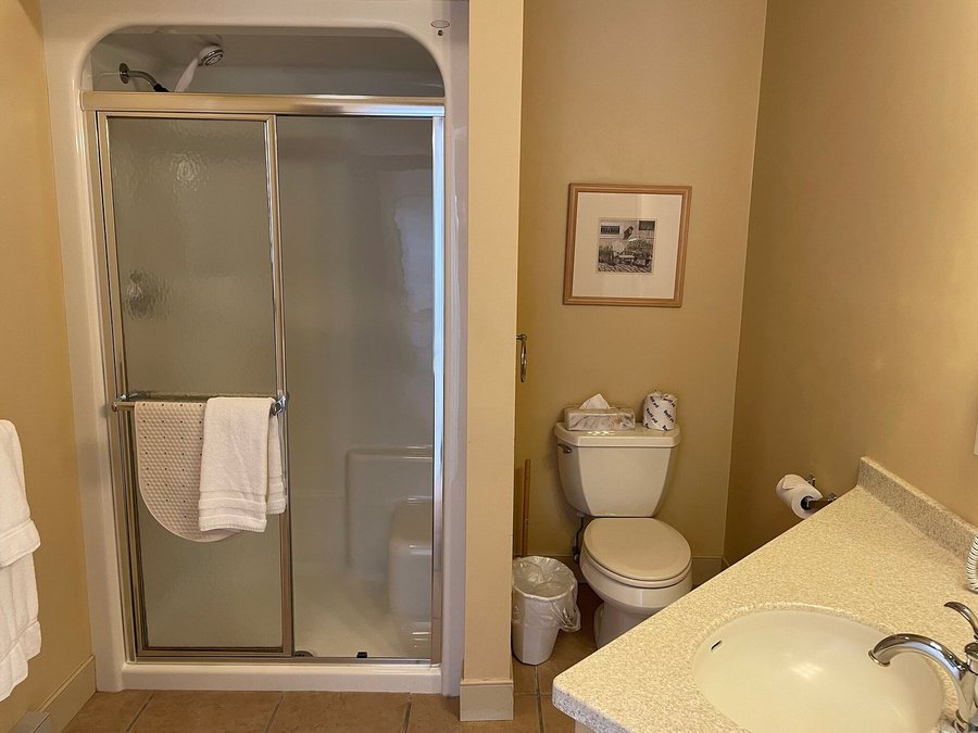 Stone Harbor Resort — Bathroom