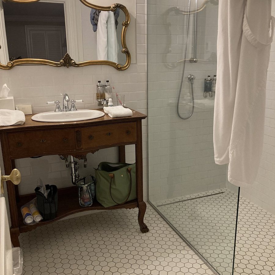 Stone Manor Boutique Inn — Bathroom