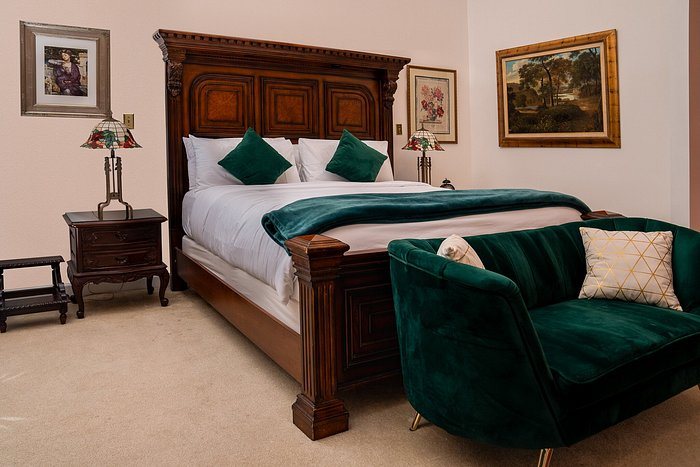 Stone Manor Boutique Inn — Guest room