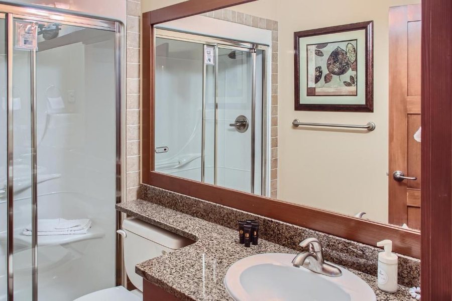 Stonegate Lodge — Bathroom