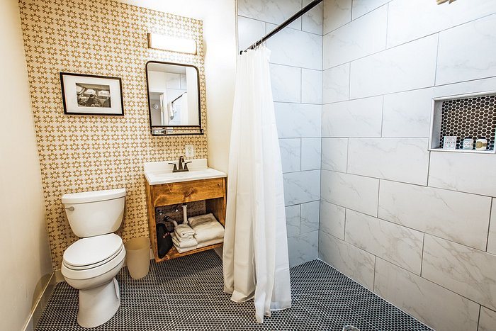 Stonewall Motor Lodge — Bathroom