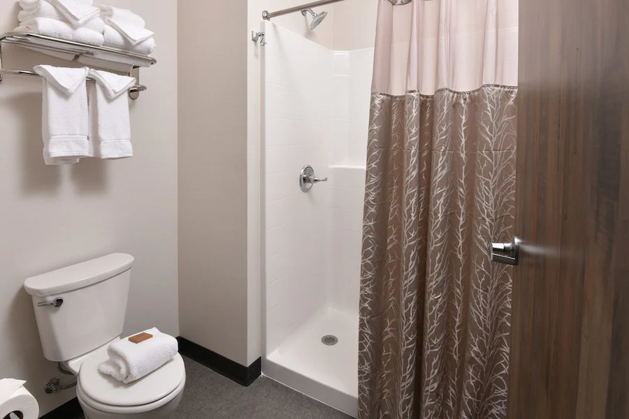 Stoney Creek Hotel Tulsa Broken Arrow — Bathroom