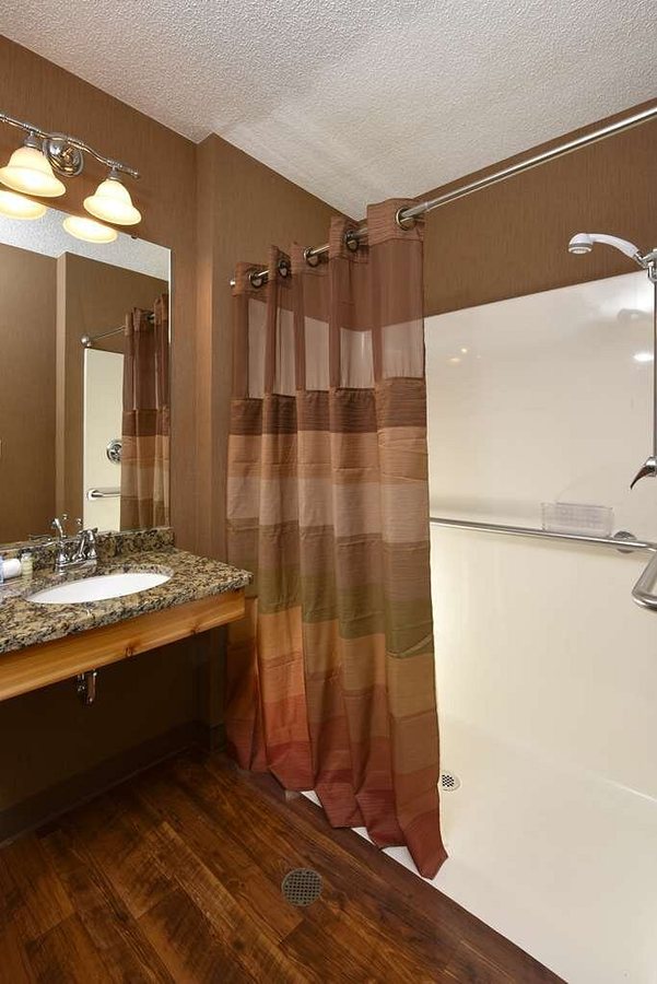 Stoney Creek Inn Galena Illinois — Bathroom