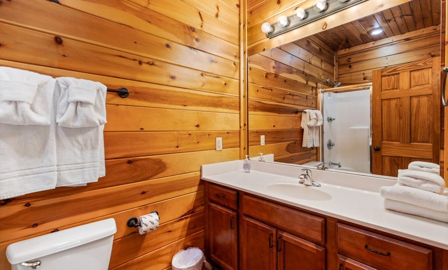 Stony Brook Cabins — Bathroom