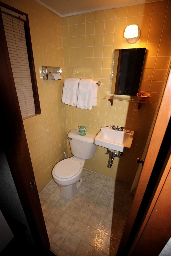Stonybrook Motel Lodge — Bathroom
