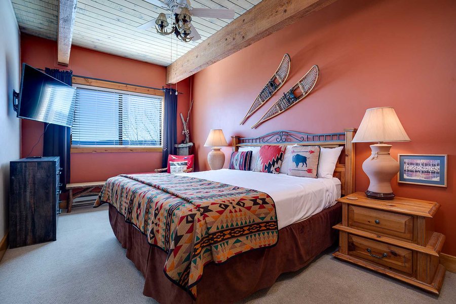 Storm Meadows Club Condominiums — Guest room