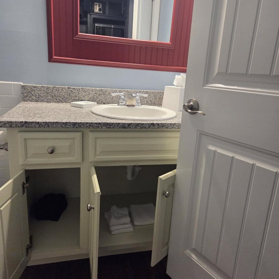 Stormy Point Village Lakeside — Bathroom
