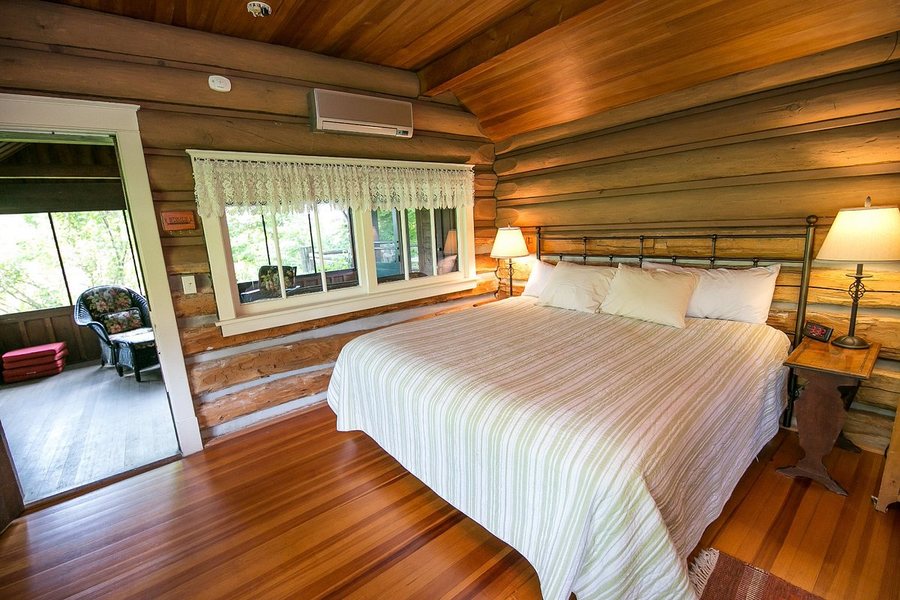 Stout s Island Lodge — Guest room