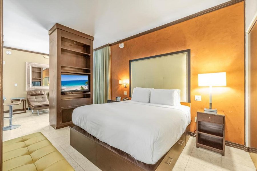 Strand Ocean Drive Suites Miami Beach Florida — Guest room