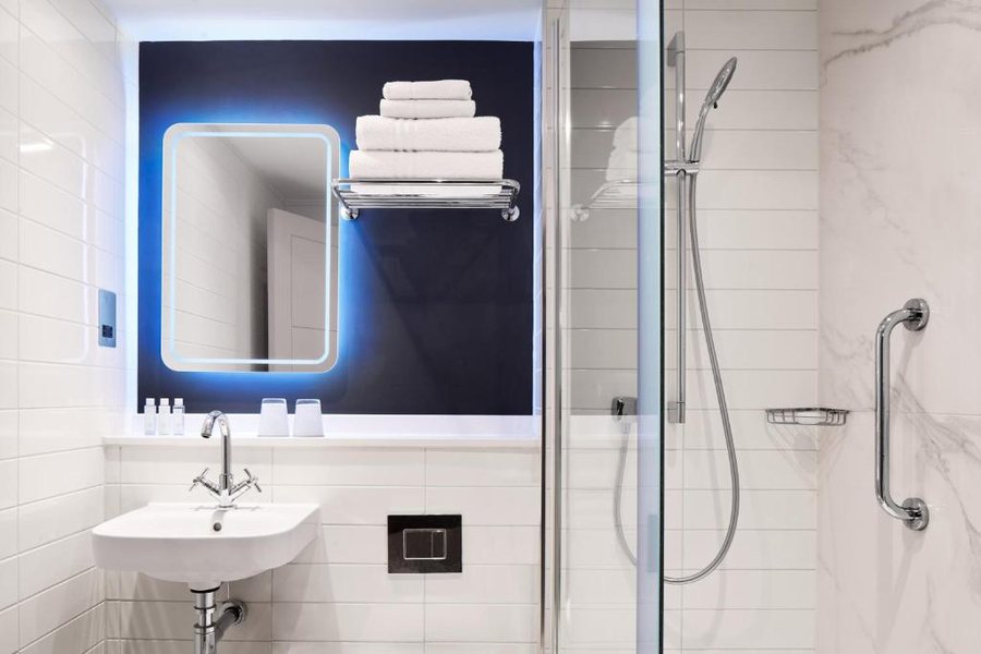 Strand Palace London England — Bathroom