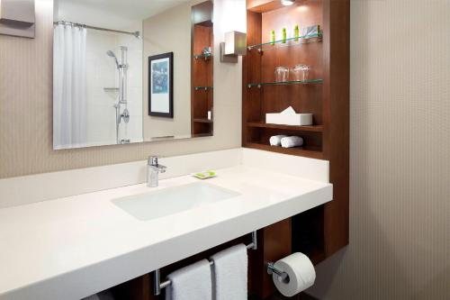 Strata Hotel — Bathroom