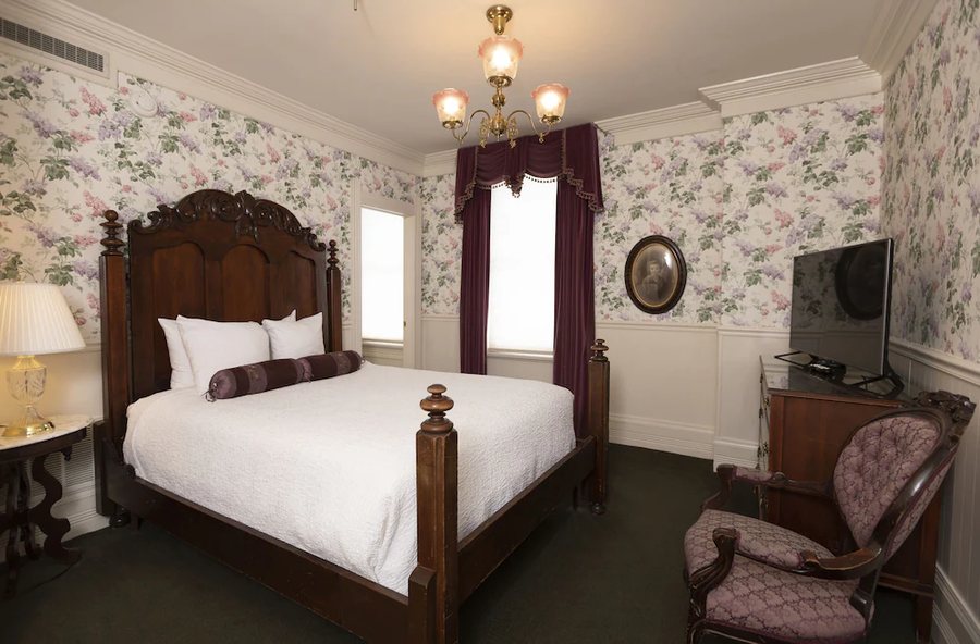 Strater Hotel — Guest room