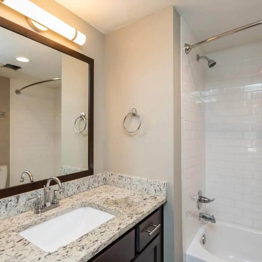 Stratford House Inn and Suites — Bathroom