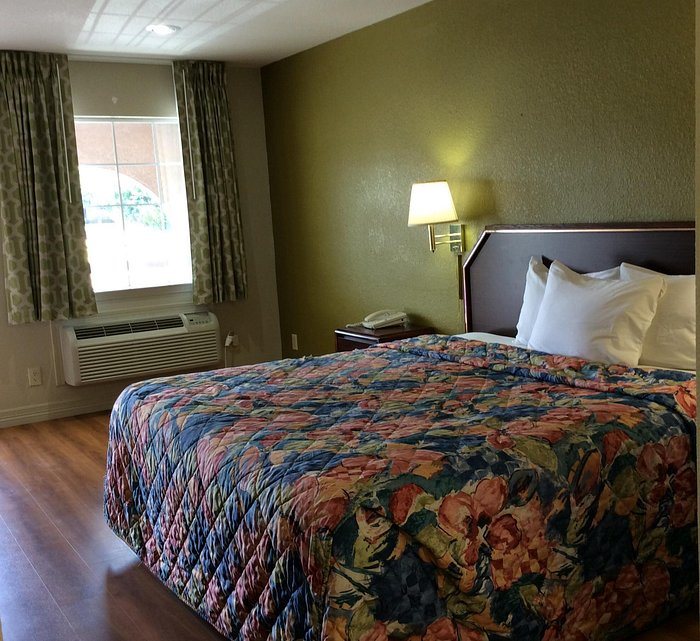 Stratford House Inn and Suites — Guest room