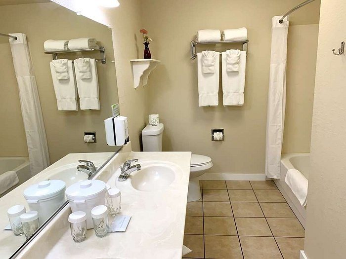 Stratford Inn Ashland — Bathroom