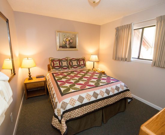 Streamside on Fall River — Guest room
