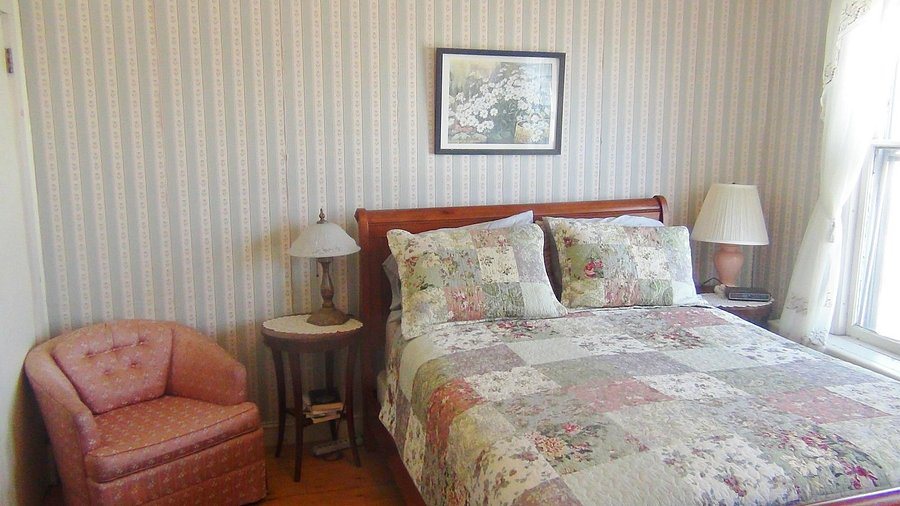 Strong House Inn — Guest room