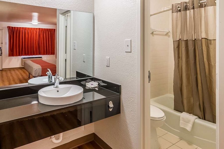 Studio 6 Arlington TX South Dallas — Bathroom