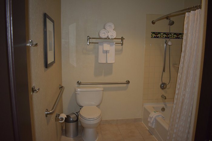 Studio 6 Carlsbad CA — Bathroom