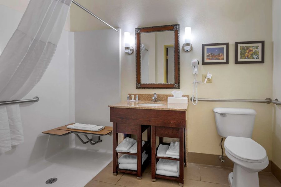 Studio 6 Dayton South Miamisburg — Bathroom