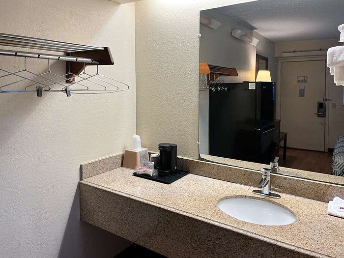 Studio 6 Extended stay Bossier City LA Shreveport — Bathroom