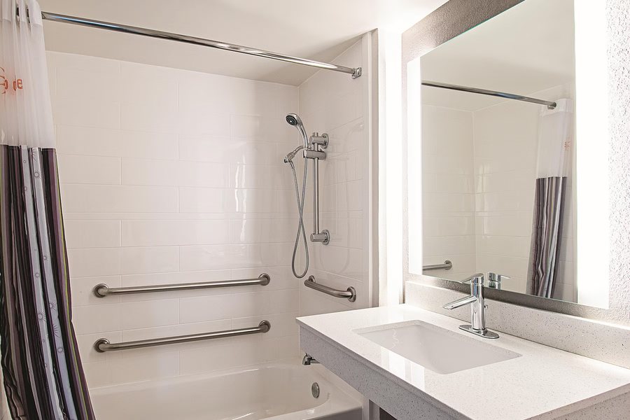 Studio 6 Extended Stay Cincinnati Sharonville OH — Bathroom