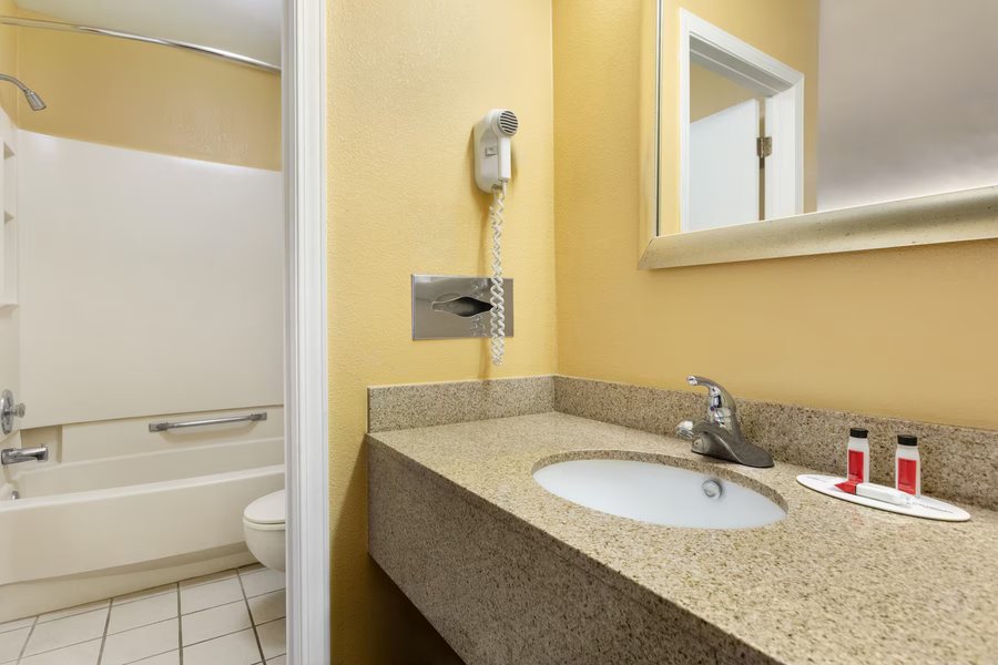 Studio 6 Extended Stay Findlay Tiffin Avenue OH — Bathroom
