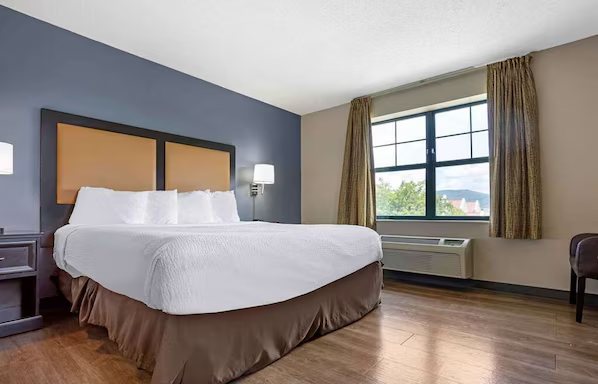 Studio 6 Extended Stay Fishkill Route 9 NY — Guest room