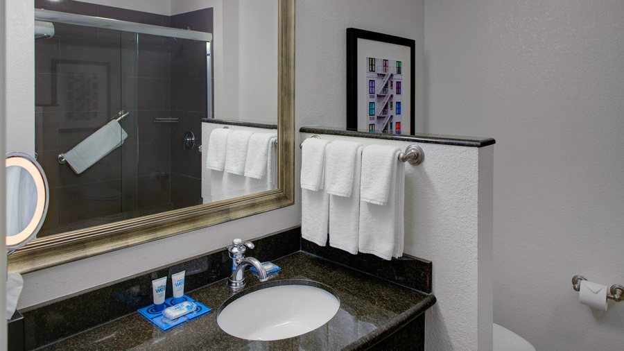 Studio 6 Extended Stay Fishkill Westage Center NY — Bathroom